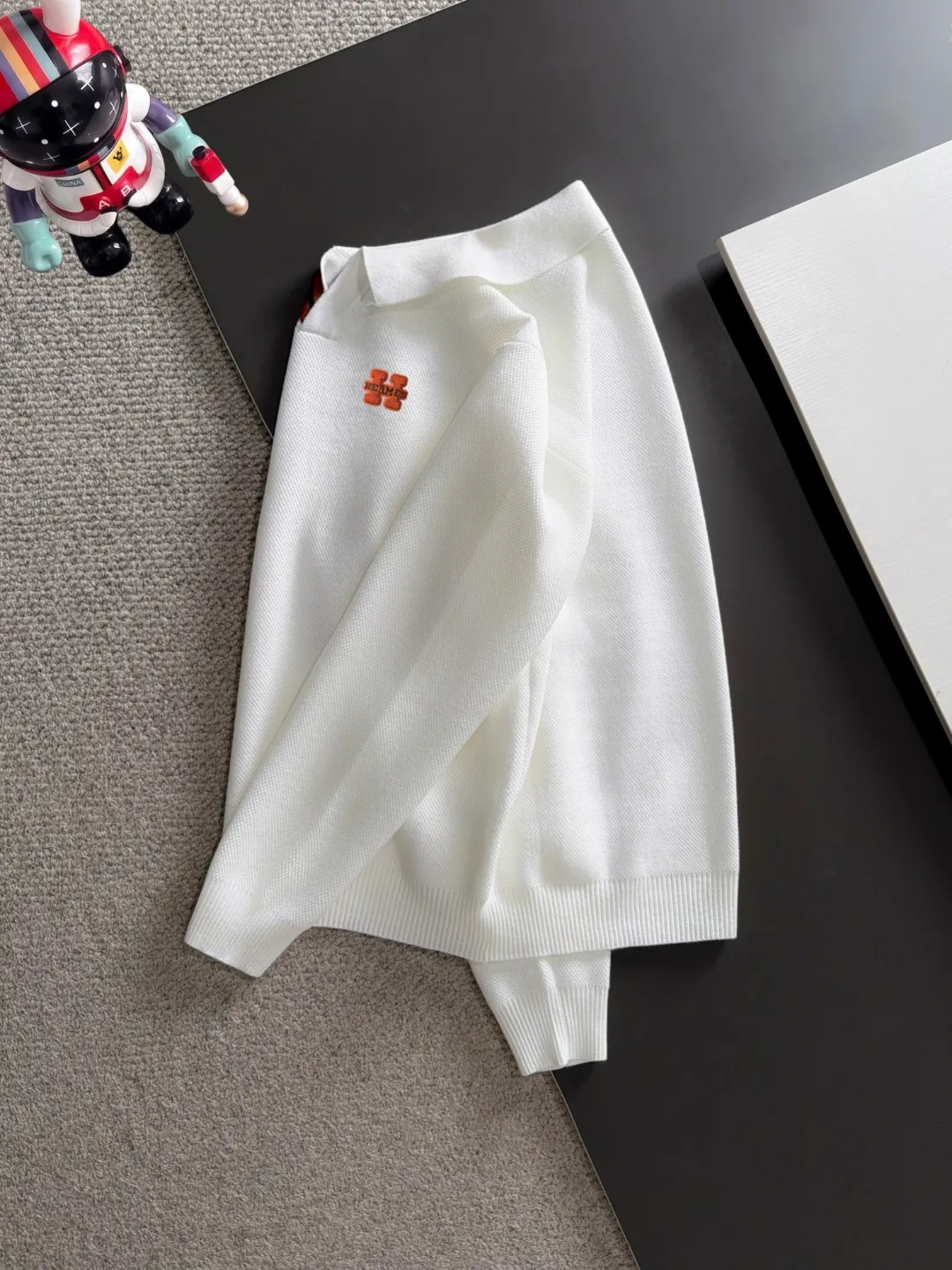 Next day shipment P195 Hermès High Quality 2026 Autumn and Winter latest sweaters from the official website, on sale at the counter at the same time Hot Sale! Specially made of wool blended fabric. It feels comfortable and can be directly in contact with the skin. The logo badge is exquisitely embroidered, which is extremely eye-catching! The details highlight the fashionable charm of big brands. Exquisite workmanship. Three-dimensional cutting style. The wearing effect is invincible and handsome! All three standards are complete! Sizes:M-3XL